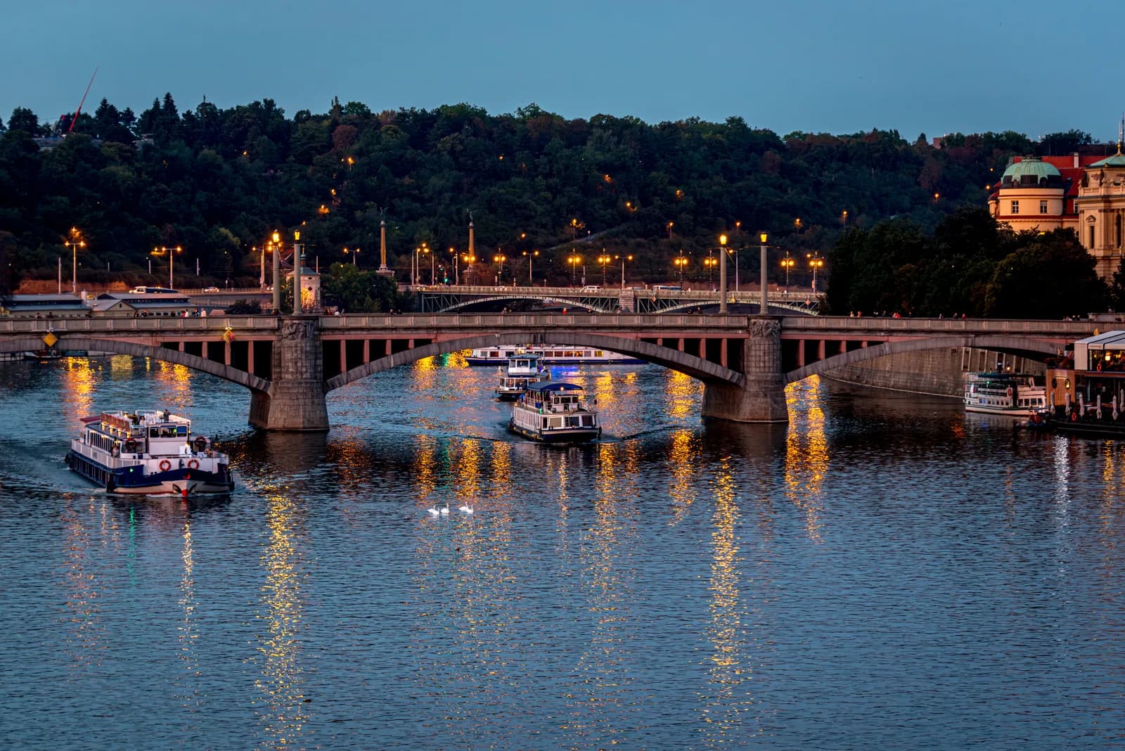 Boat party & cruise in Prague